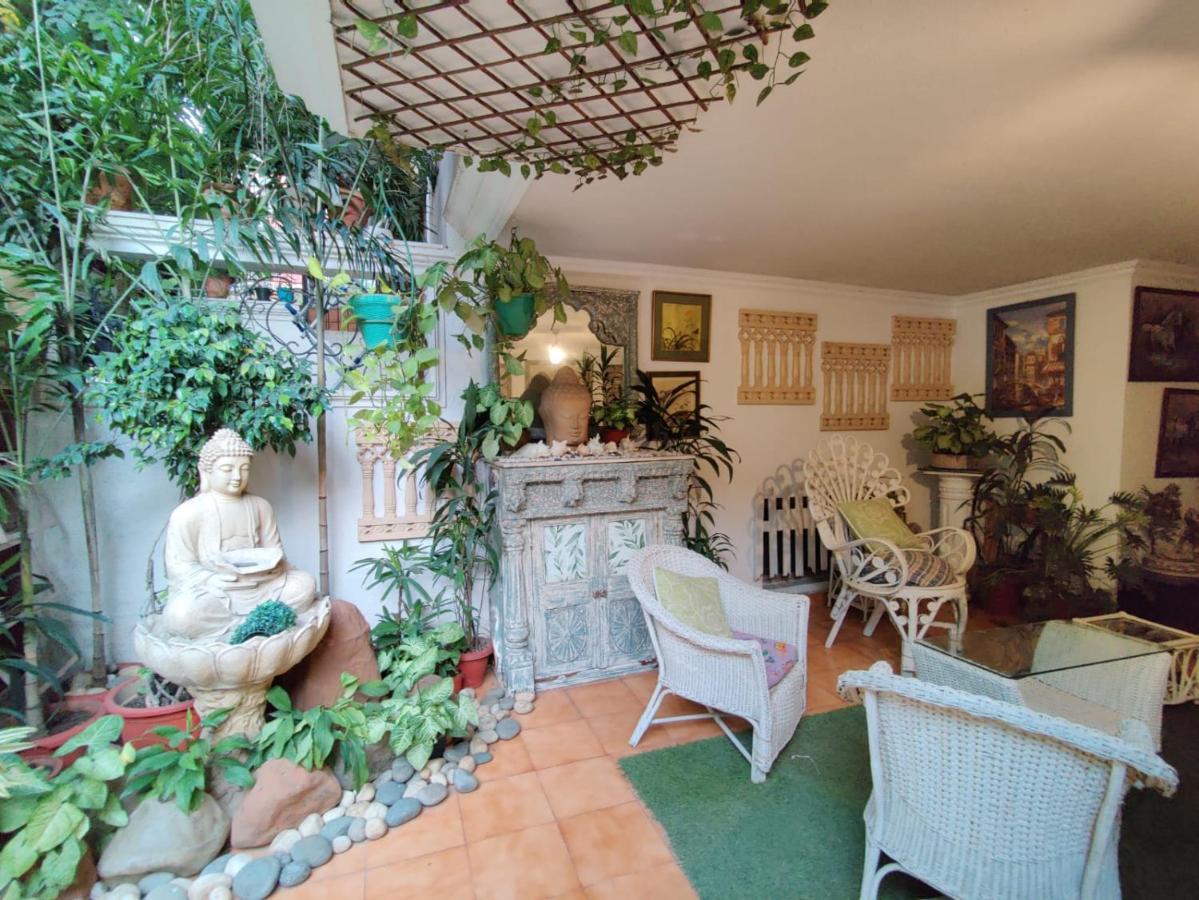 On The House Boutique Bed & Breakfast New Delhi